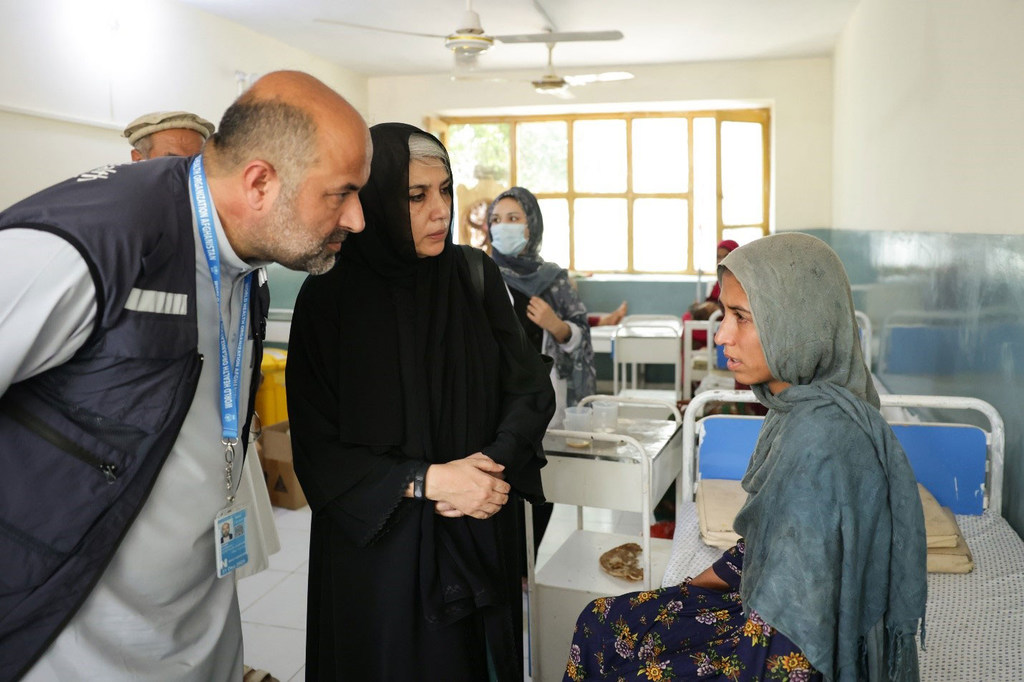 El 2 de septiembre de 2025, el doctor Abdul Mateen Sahak y su equipo de la OMS visitaron un hospital en la provincia de Kunar, Afganistán, para supervisar la atención médica de emergencia a las personas heridas en el terremoto.